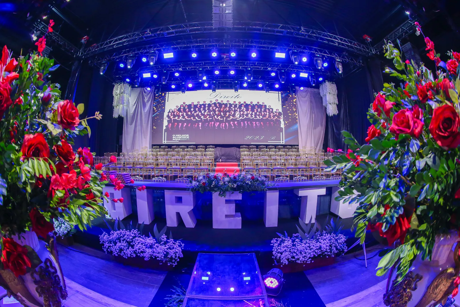 Formatura na Hangar 737 com passarela e cenografia