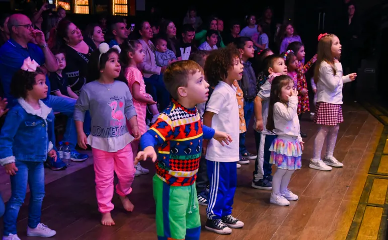 Crianças no palco em evento infantil na Hangar 737