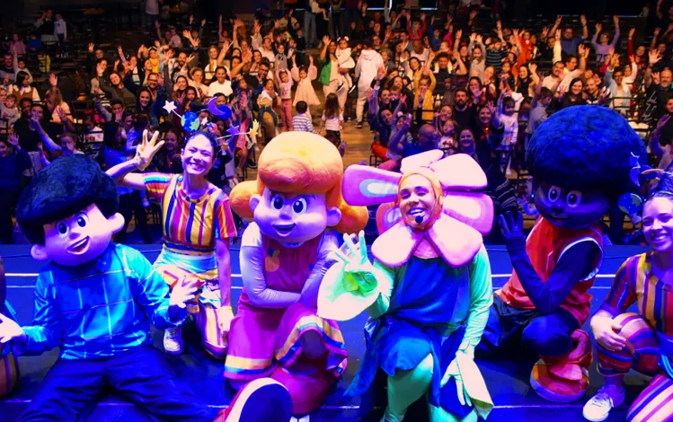 Evento infantil na Hangar 737 com plateia de famílias