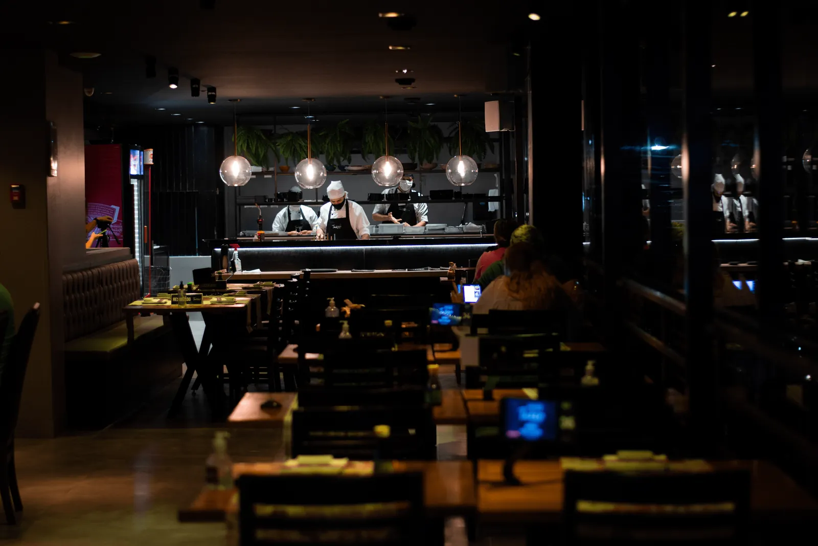 Salão do Taiken Sushi, restaurante anexo à Hangar 737